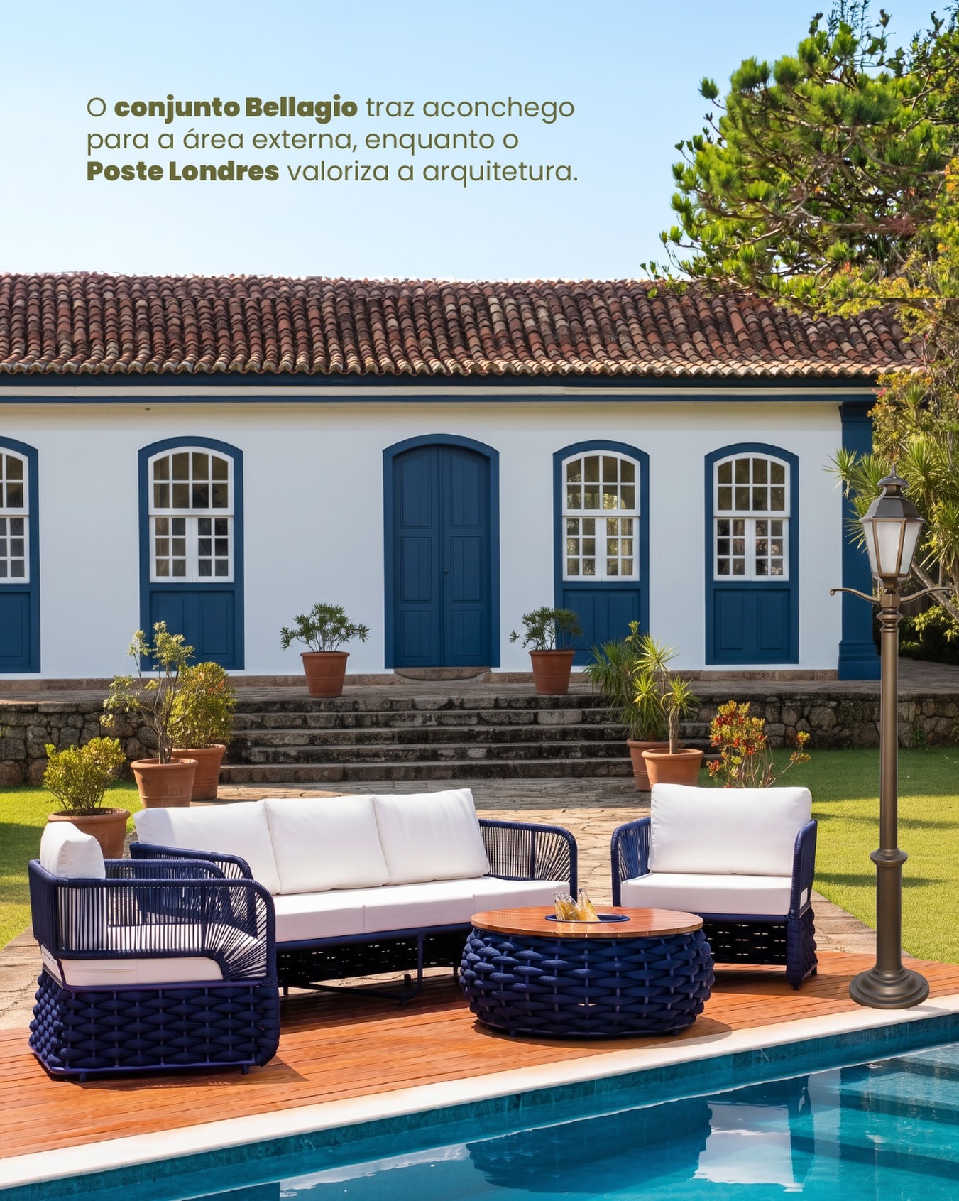 Conjunto Bellagio azul em área externa junto à piscina