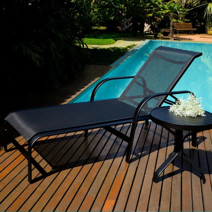 Espreguiçadeira Lótus em ambiente externo junto à piscina